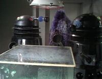 Daleks admirando sus armas biológicas