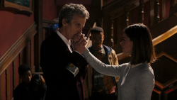 Clara se despide del Doctor.