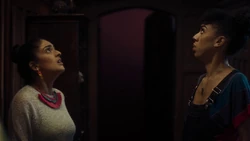 Shireen y Bill en el pasillo