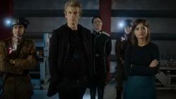 El equipo viendo el holograma