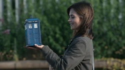 Clara con la pequeña TARDIS en mano