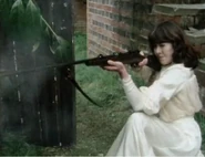 Sarah Jane mit einem Gewehr (Pyramids of Mars)