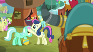 Sweetie Drops putting flower on Lyra's head S5E11