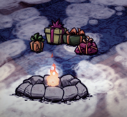 Các Gói Quà với nhiều kích thước ở cạnh Lò Lửa.