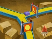 Quick! Which conveyor belt is the present on? Circulo or triángulo?