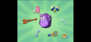 "¡Hola!" says Backpack. "I have lots of stuff. But Dora needs you to find oars to row the boat." Help her find them!