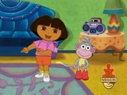 "¡Hola, soy Dora! Dora the dancer!"
