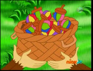 ¡Diez nueces! Ten rainbow nuts!