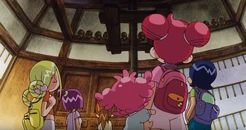 Die Mädchen bewundern Großvaters Masken.jpg (129 KB)