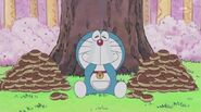 Doraemon đang ngồi ăn bánh rán với cái mặt sung sướng