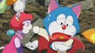 Sami nhìn Doraemon lục bảo bối.