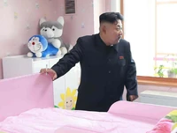 Bức ảnh chụp nhà lãnh đạo Triều Tiên Kim Jong-un trong một khách sạn Aeyukwon và một con búp bê Đôrêmon plushie có thể được nhìn thấy trên bức ảnh này.