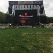 На территории Key Arena установлен экран, транслирующий игры текущего дня