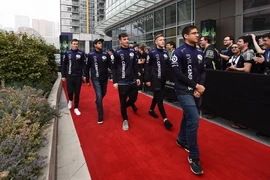 Evil Geniuses arriving