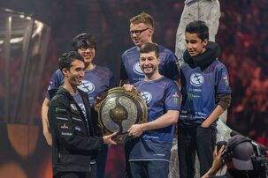 UNiVeRsE, Aui_2000, ppd, Fear, SumaiL pose with the Aegis after winning The International 2015