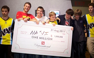 Na'vi with a large check after winning The International 2011