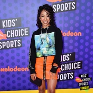 Liza posing on the 2018 Kids' Choice Sports orange carpet