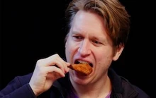 Pete Holmes eating