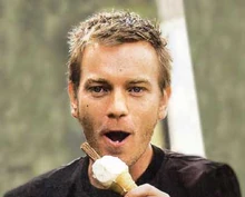 Ewan MacGregor chewin'