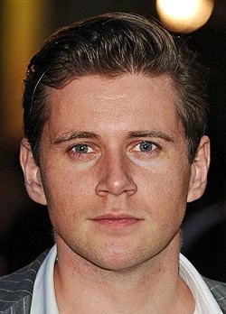 https://static.wikia.nocookie.net/downtonabbey/images/0/0d/AllenLeech.jpg