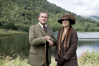 Lord and Lady Grantham by the mountain loch