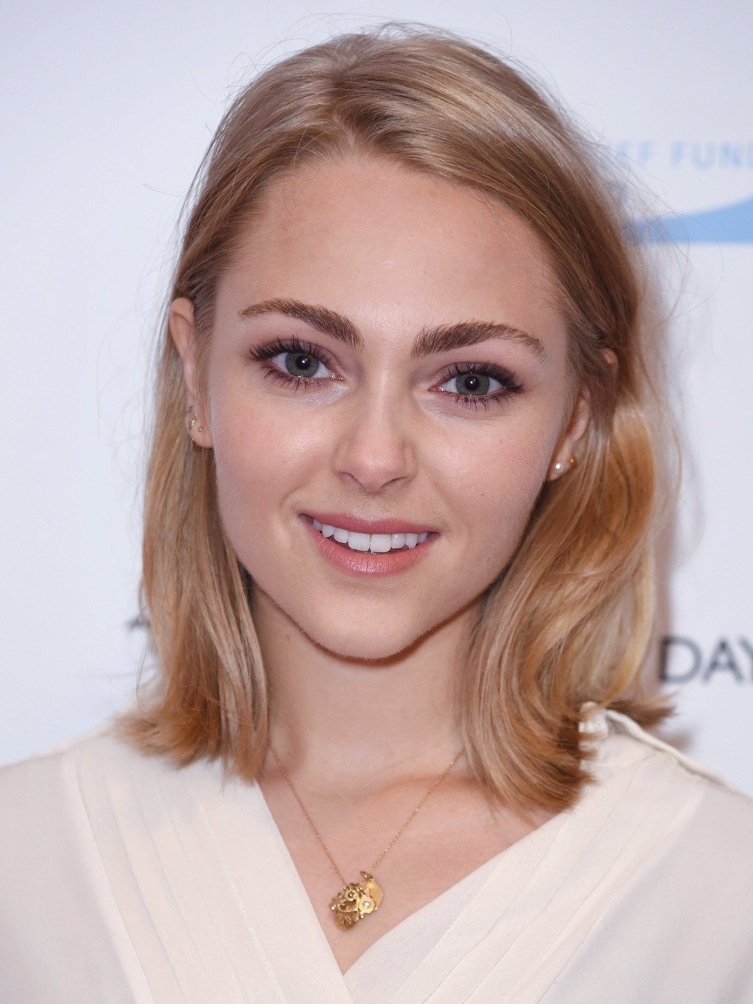 Pics of annasophia robb