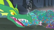 Spike und ein ausgewachsener Drache