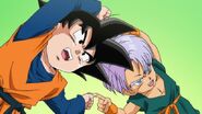 Goten y Trunks a punto de fusionarse en la película.