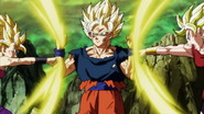 Goku se defiende de los ataques de Kale y Caulifla