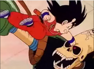 Goku lanzando un puñetazo