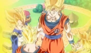 Goku recibe la energía de sus amigos para intentar transformarse en un Supersaiyano Dios.
