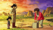 Mr. Satán ofreciendo darle a Goku el dinero de la recompensa