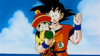 Son Goku con suo figlio in braccio