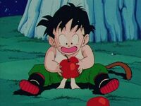 Gohan comendo uma maçã que ele recebeu de Piccolo