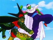 Cell en su primera forma, contra Piccolo fusionado con Kami.
