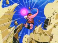 Buu atacando a Goku y Vegeta