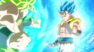 Broly luchando contra Gogeta Super Saiyan Azul en Super Dragon Ball Heroes.