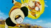 Son Goku colpisce Androide 19 a terra.