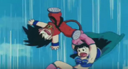 Chi-Chi tomando de la cola a Goku