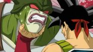 El rostro de Cavira sujetado por Bardock.