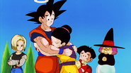 Goku abraza a su esposa