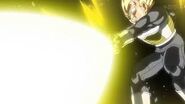 Vegeta en el Arco del Sexto Universo contra el Séptimo Universo lanzando la técnica