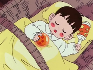 El bebé del peleador sosteniendo una Dragon Ball