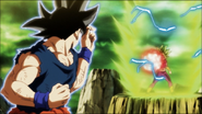 Kefla ataca a Goku