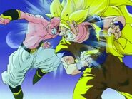 Pequeño Boo luchando contra Goku Super Saiyan 3.