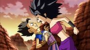 Caulifla le grita a Cabba por insultarla.