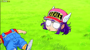 Arale Norimaki sin cabeza tras ser "Desnucada" por Vegeta.