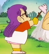 Arale Norimaki enseñándole la "caca" al General Blue.