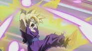 Gohan joven ataca al oponente.