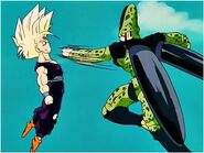 Gohan esquivando el ataque de Cell en el Arco de Cell.